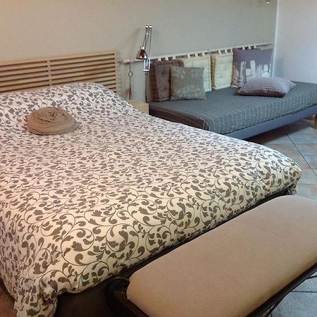 Home White Laives Luaran gambar