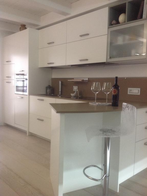 Home White Laives Luaran gambar