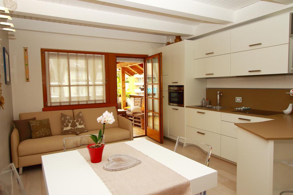 Home White Laives Luaran gambar