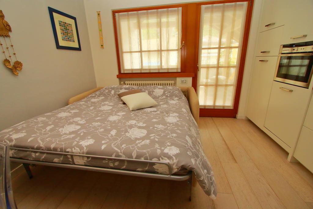 Home White Laives Luaran gambar