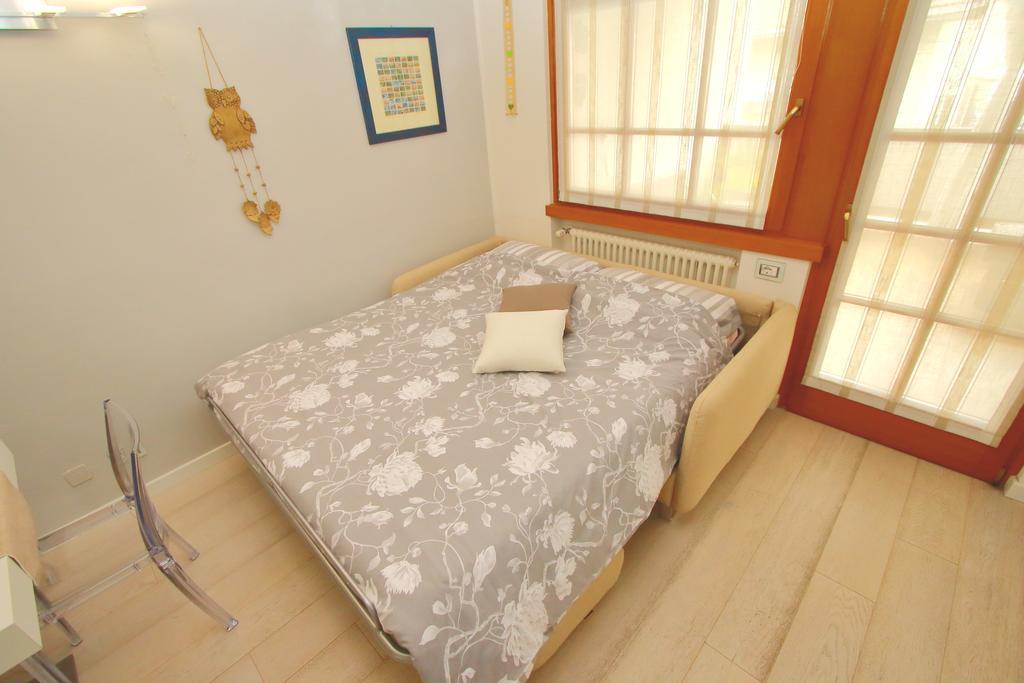 Home White Laives Luaran gambar