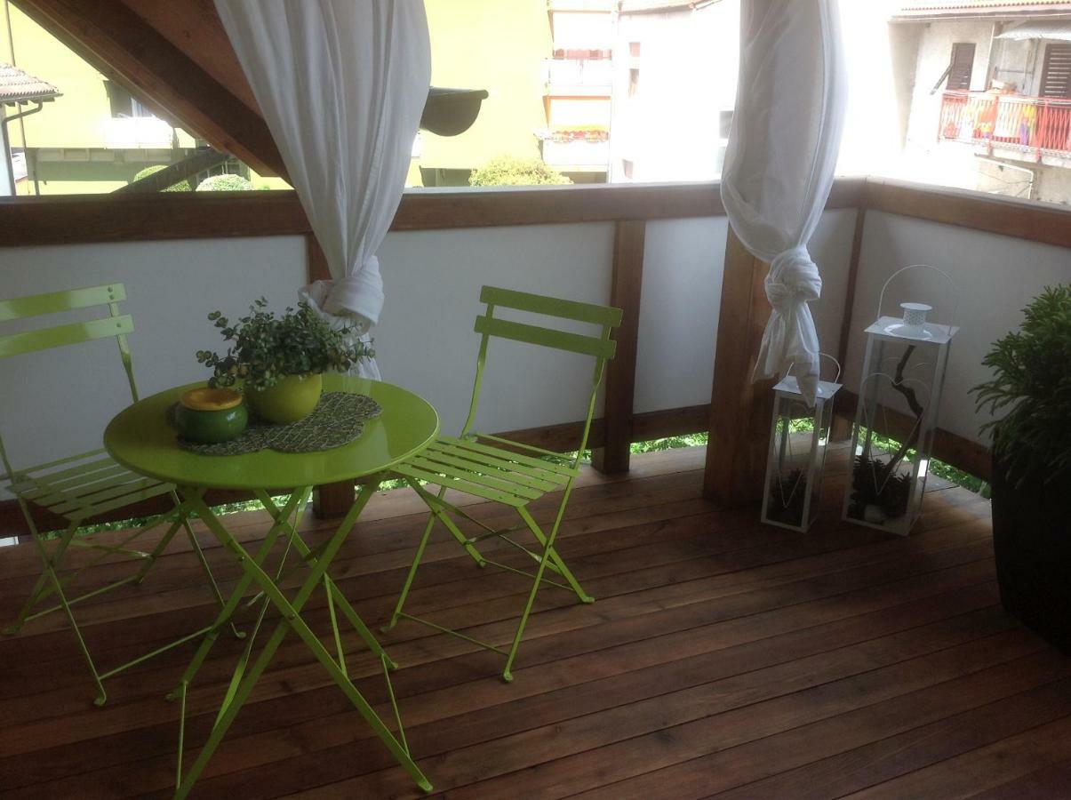 Home White Laives Luaran gambar