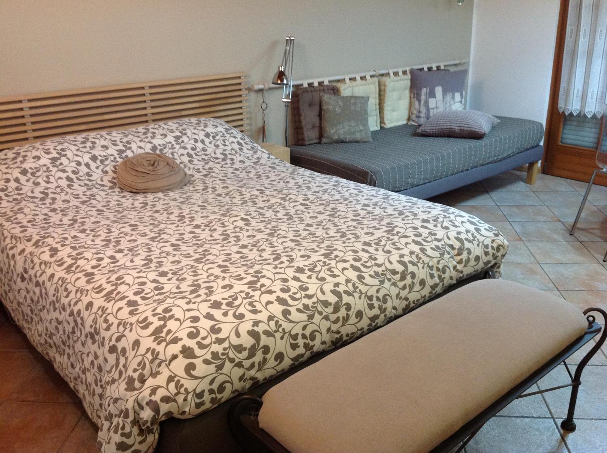 Home White Laives Luaran gambar