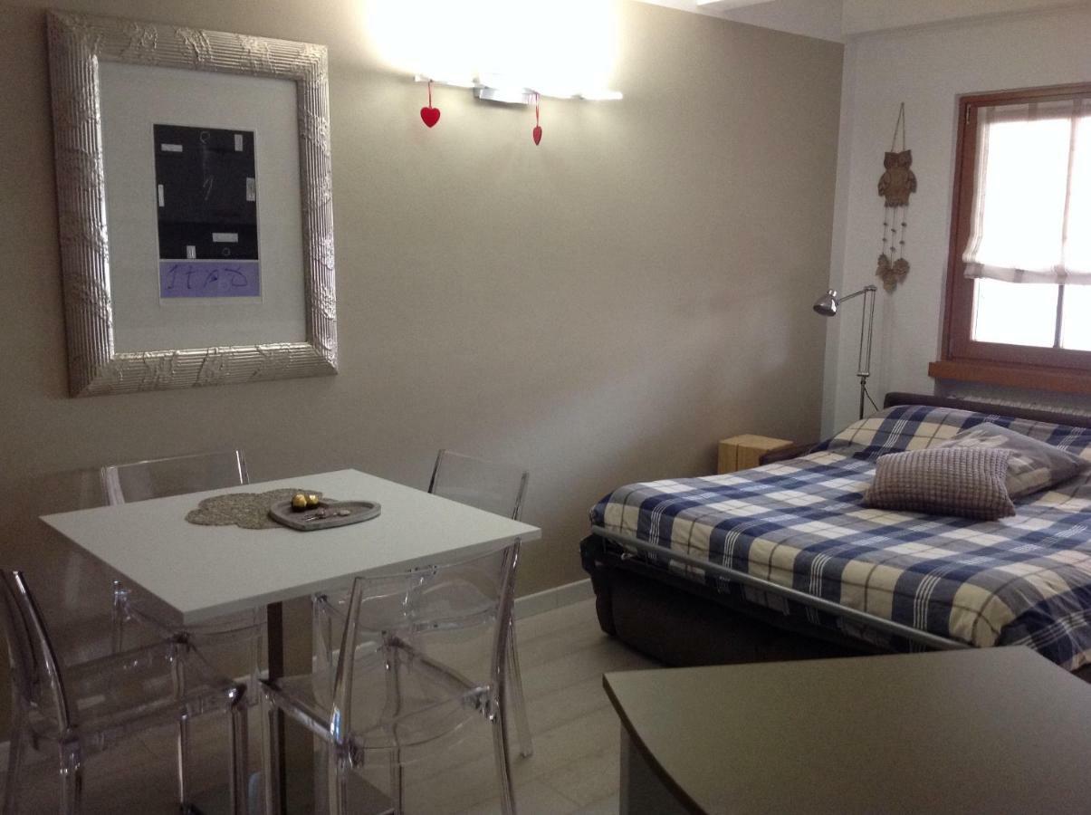 Home White Laives Luaran gambar