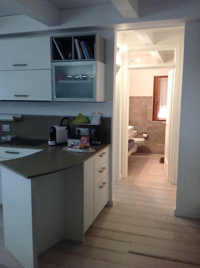 Home White Laives Luaran gambar